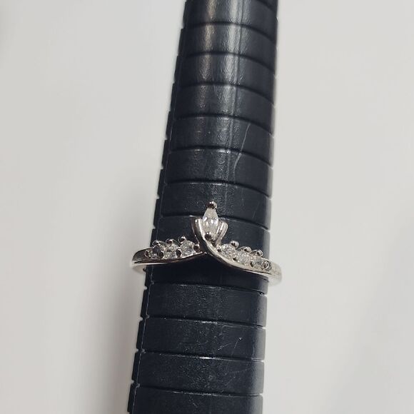 VINTAGE SIGNED SILVER TONE RING SIZE 8 CZ STONES DESIGN AN - Picture 1 of 3